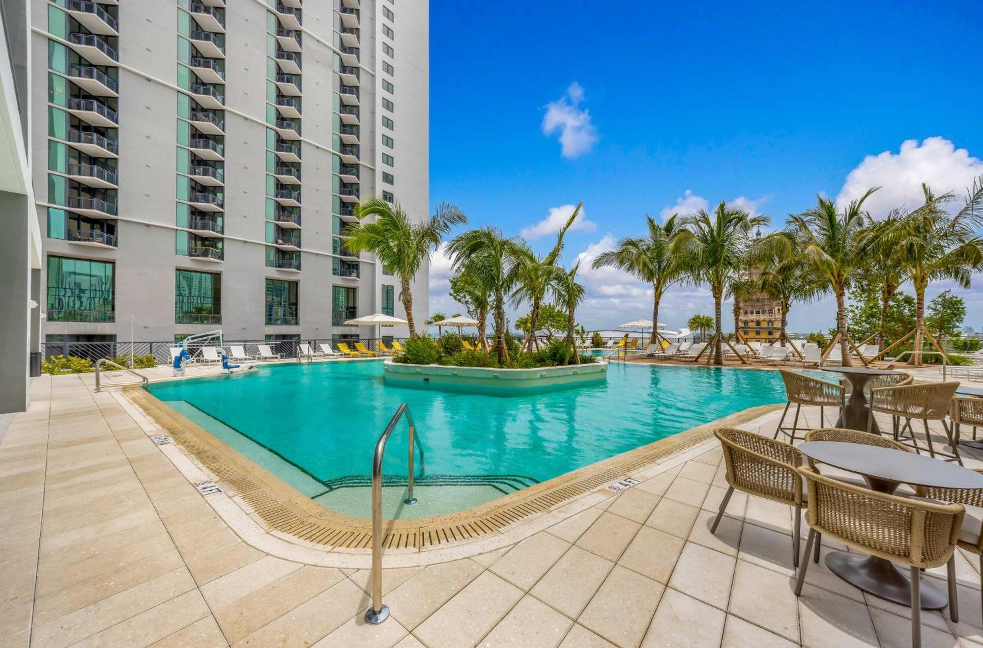 Appartement Upscale 3br Escape With Downtown & Water Views