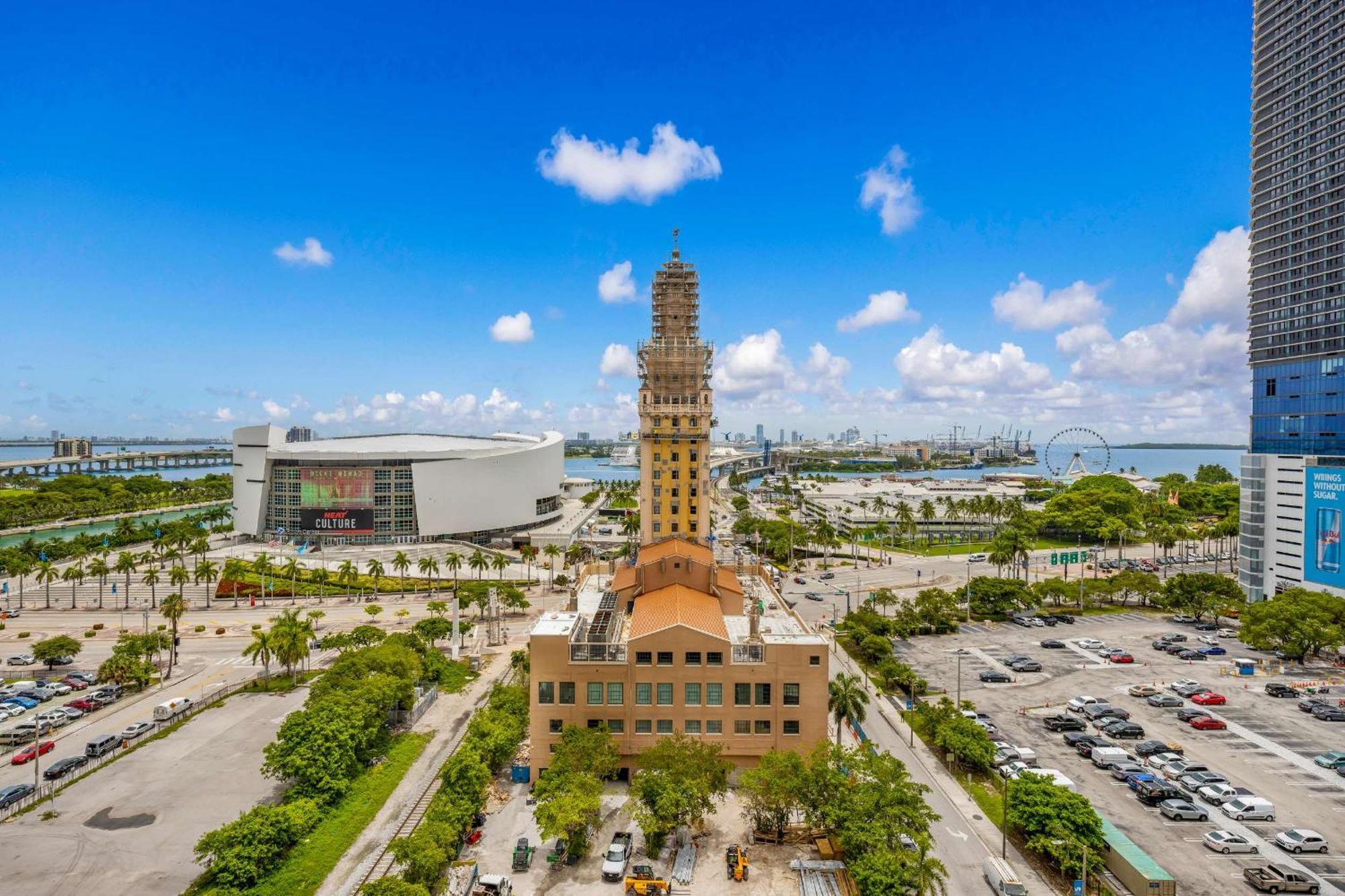 Upscale 3br Escape With Downtown & Water Views Appartement *