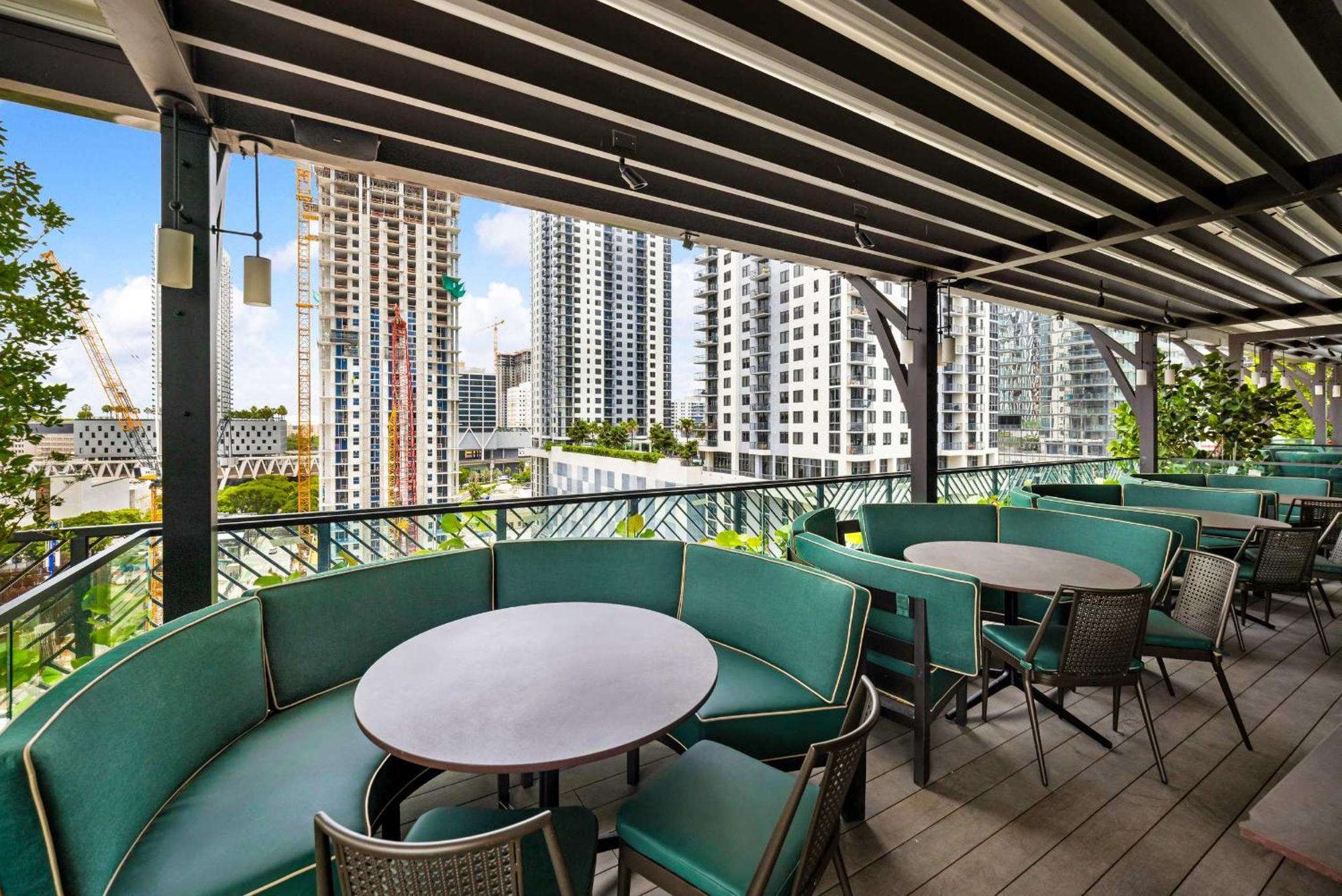 Appartement Upscale 3br Escape With Downtown & Water Views *