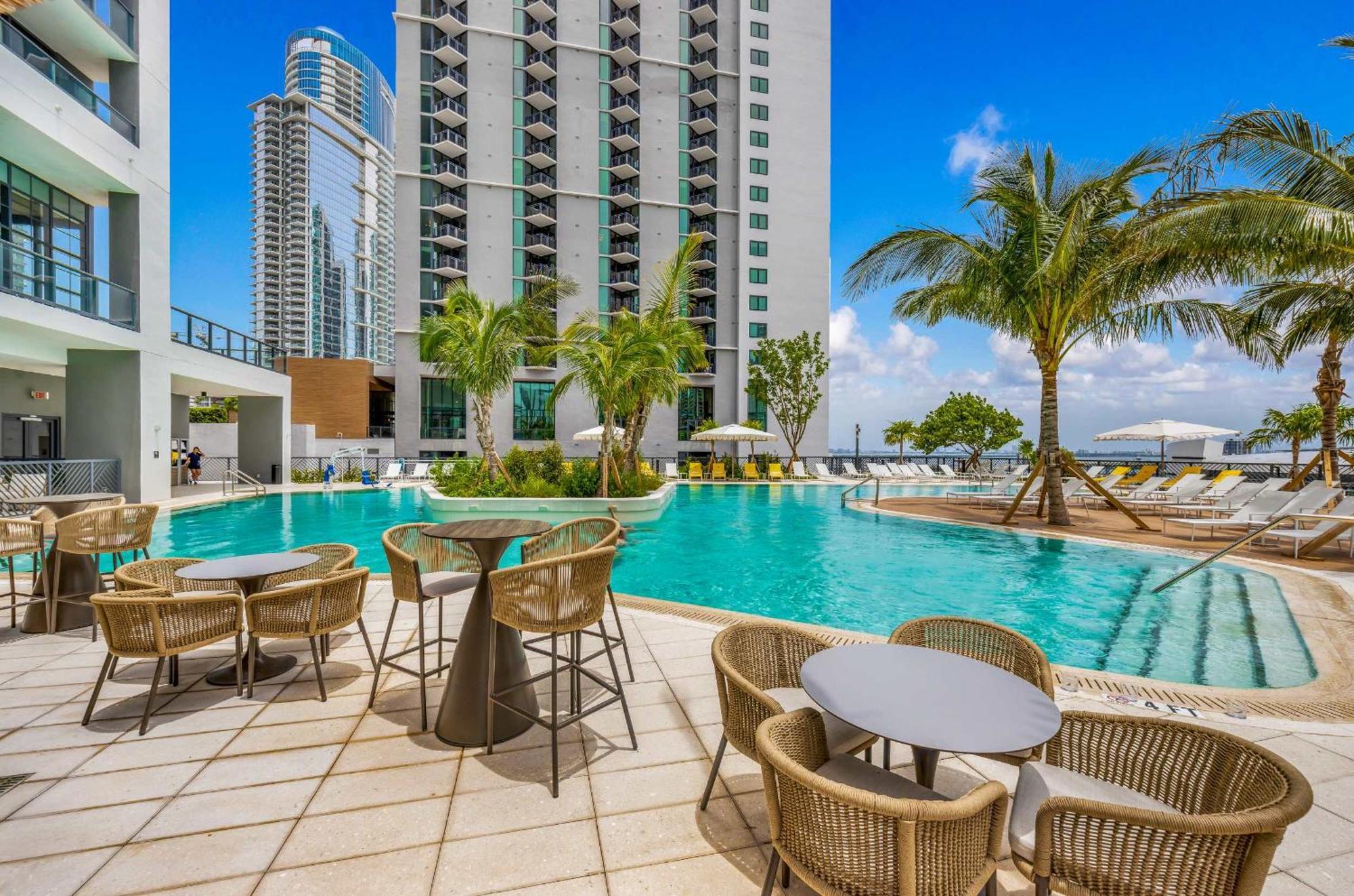 Upscale 3br Escape With Downtown & Water Views Appartement *