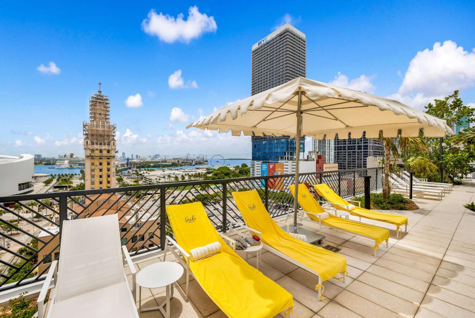 Upscale 3br Escape With Downtown & Water Views Appartement