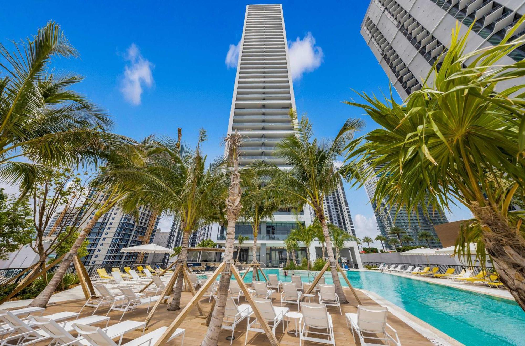 Appartement Upscale 3br Escape With Downtown & Water Views