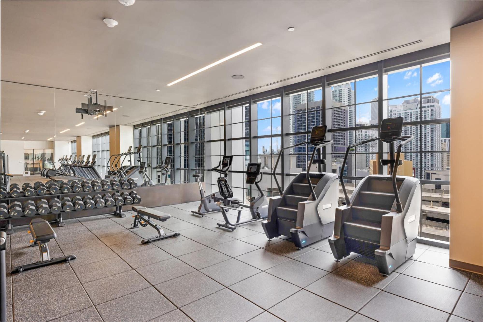 Upscale 3br Escape With Downtown & Water Views *