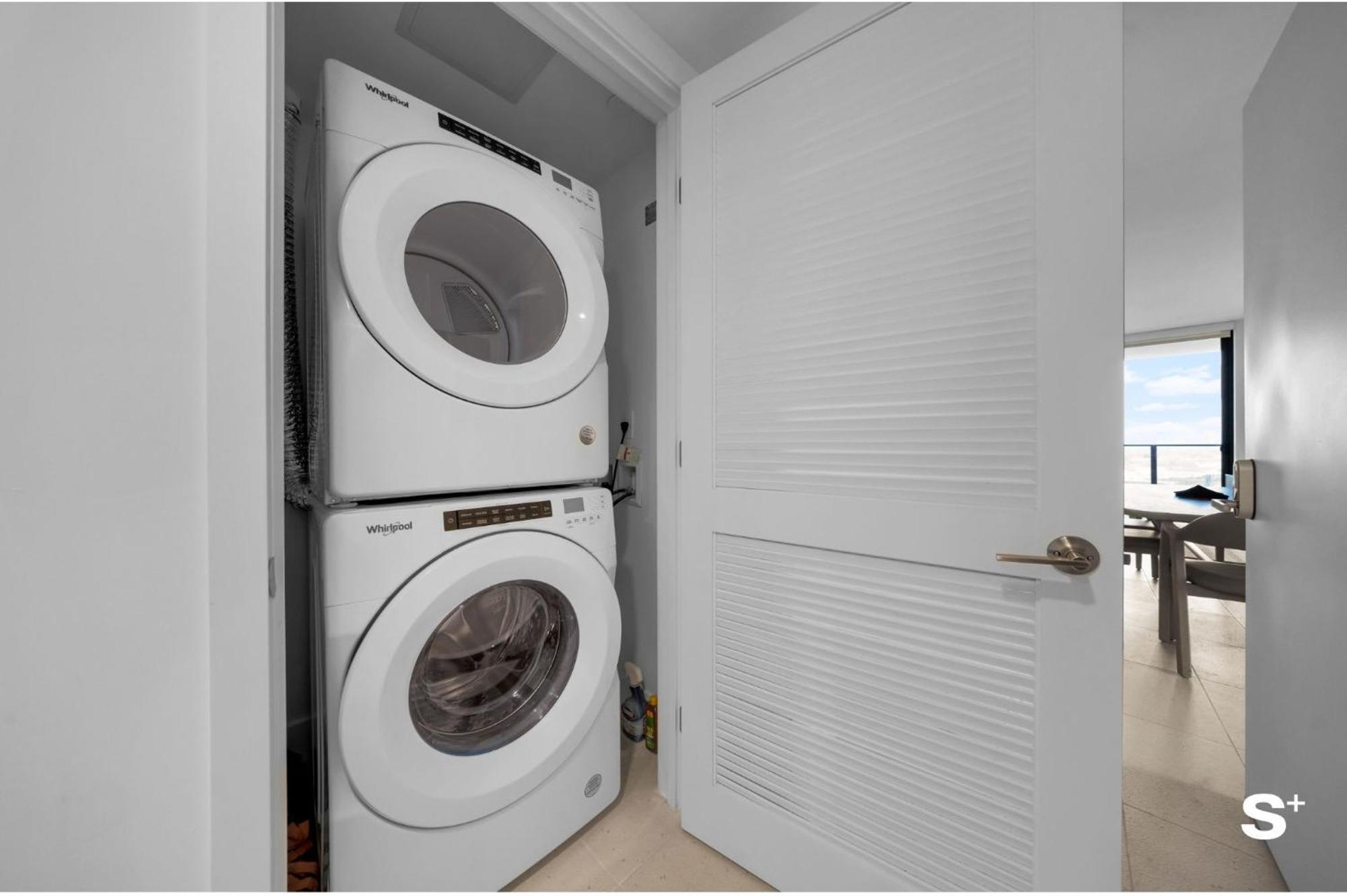 Upscale 3br Escape With Downtown & Water Views Appartement