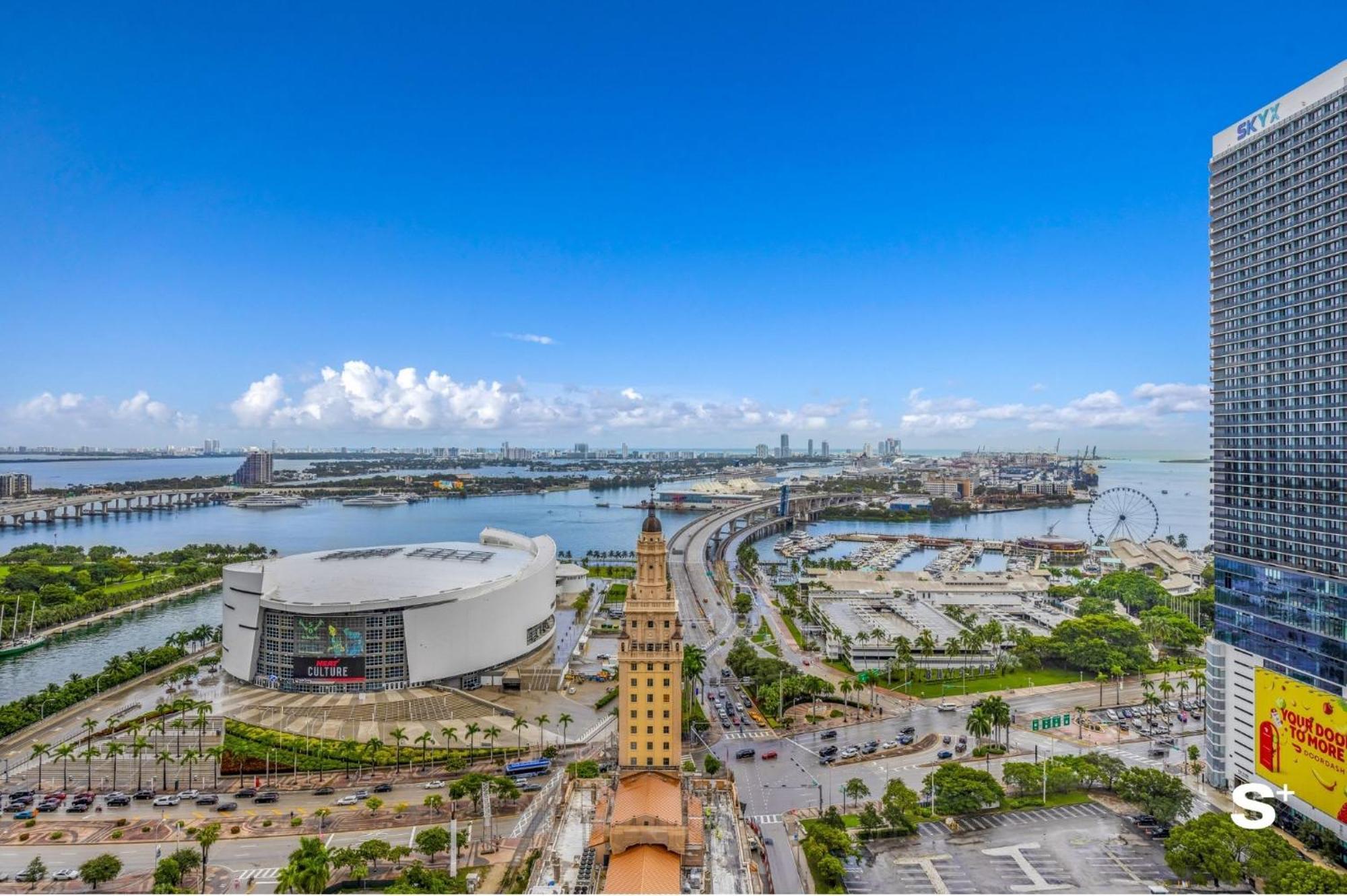 Upscale 3br Escape With Downtown & Water Views Appartement
