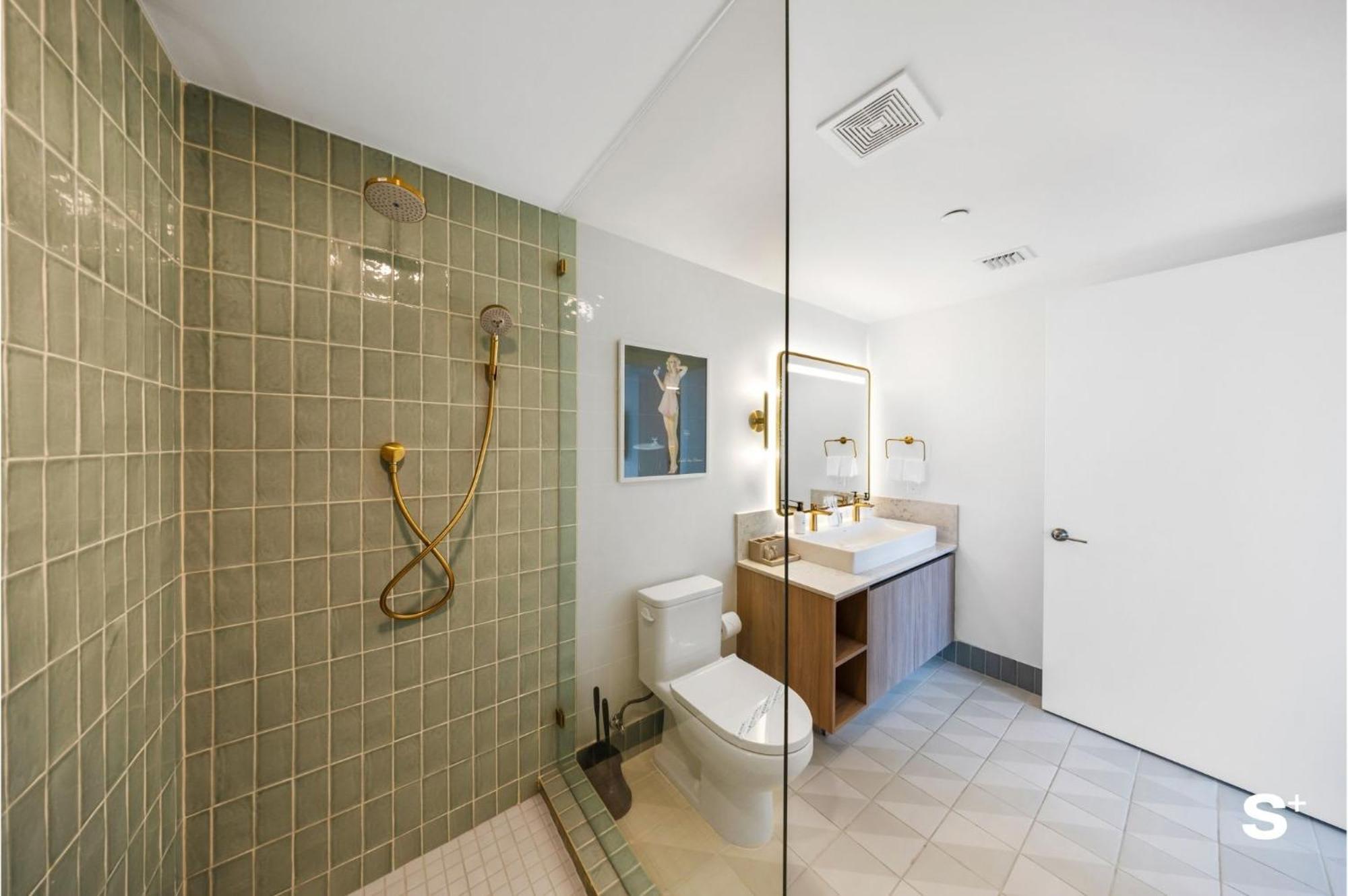 Appartement Upscale 3br Escape With Downtown & Water Views