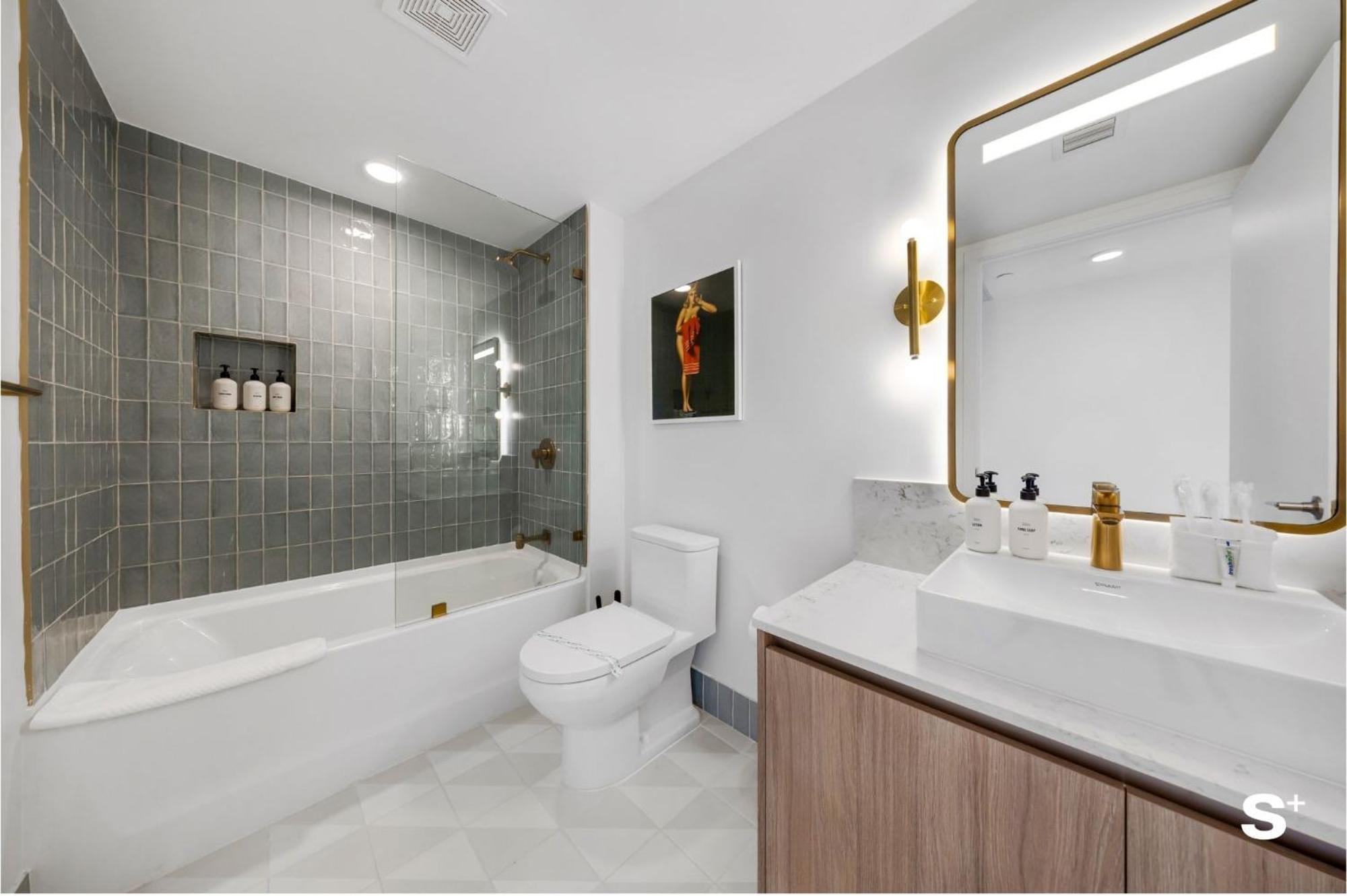 Upscale 3br Escape With Downtown & Water Views Appartement *