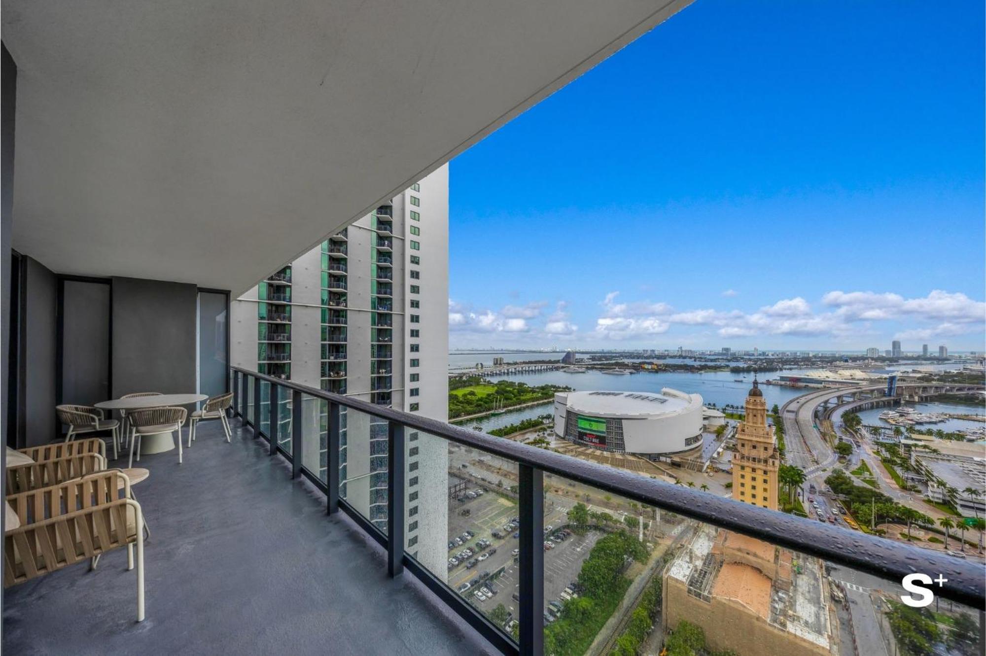 Upscale 3br Escape With Downtown & Water Views Appartement