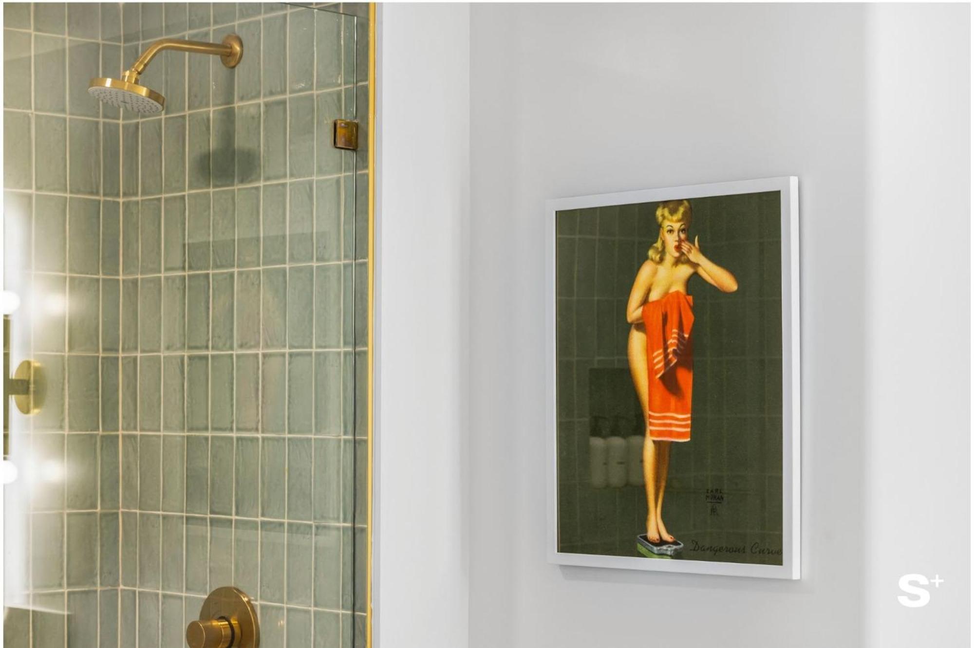 Upscale 3br Escape With Downtown & Water Views Appartement *