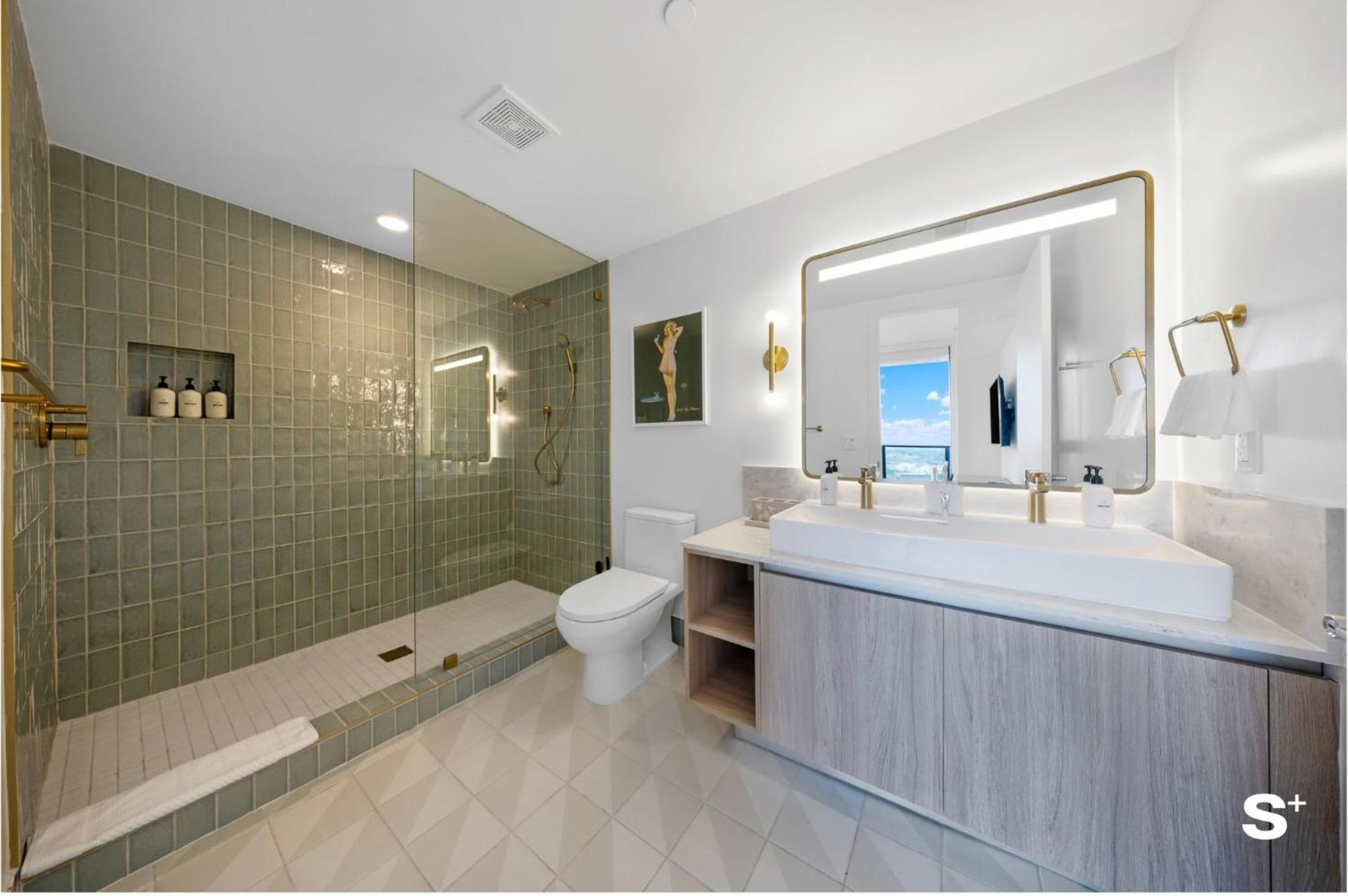 Upscale 3br Escape With Downtown & Water Views Appartement Miami