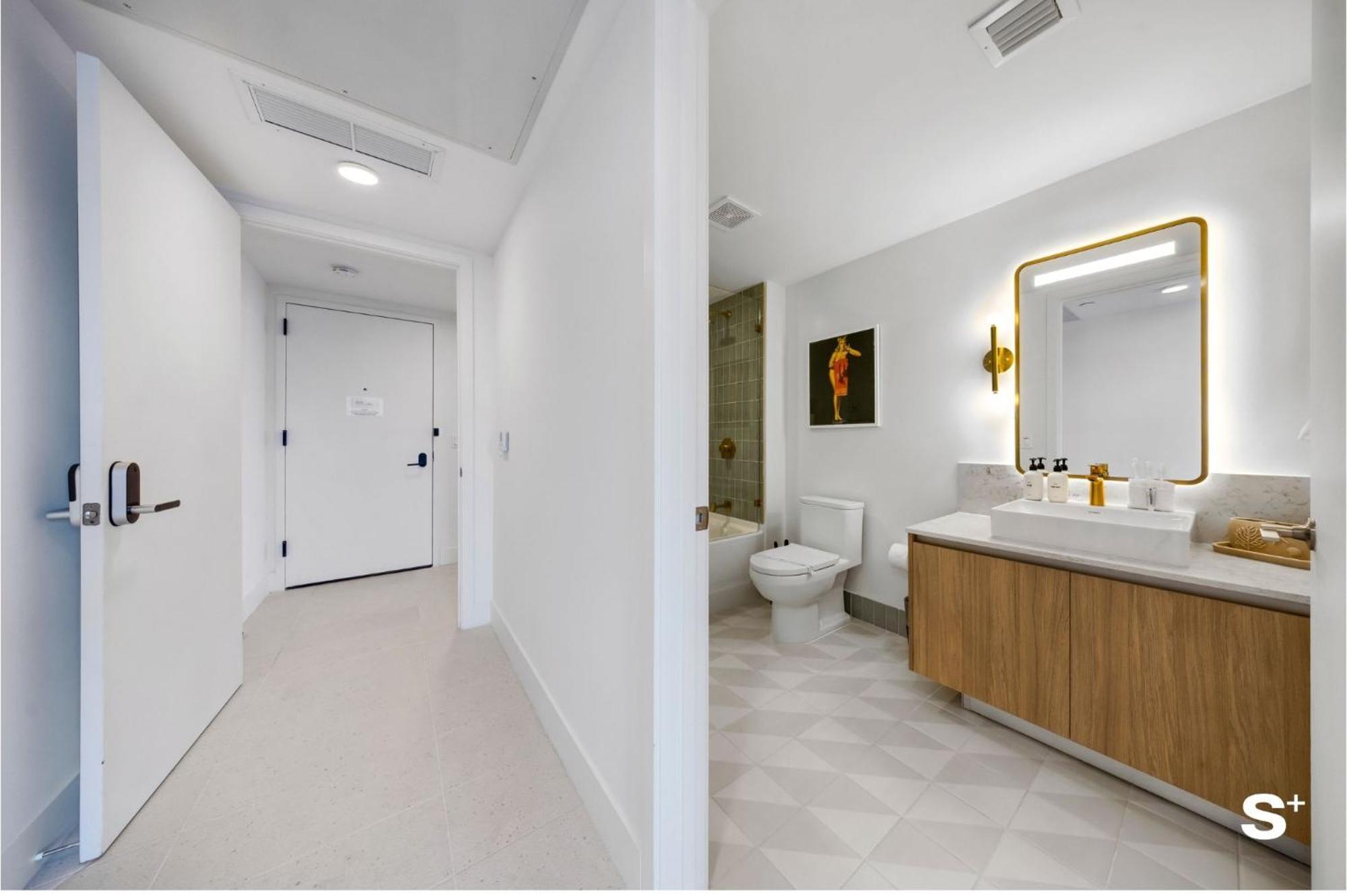 Upscale 3br Escape With Downtown & Water Views Appartement