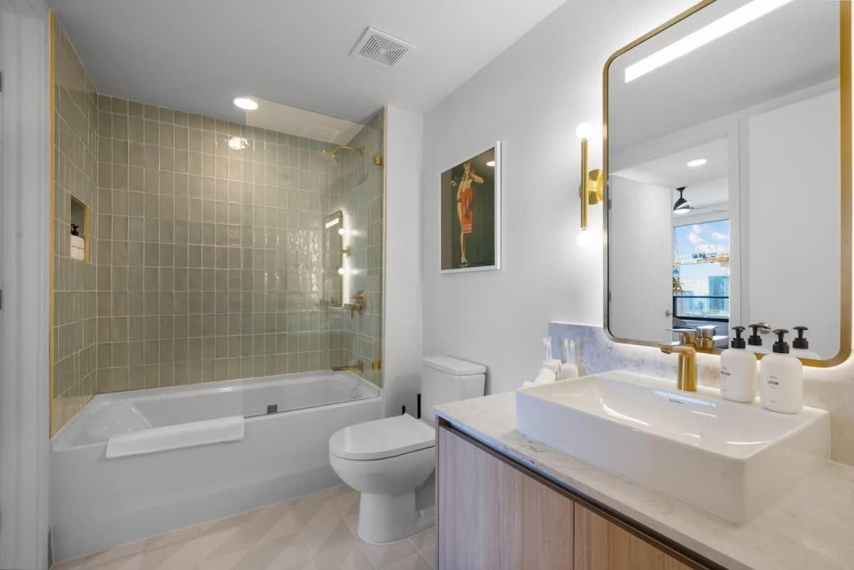 Upscale 3br Escape With Downtown & Water Views Appartement