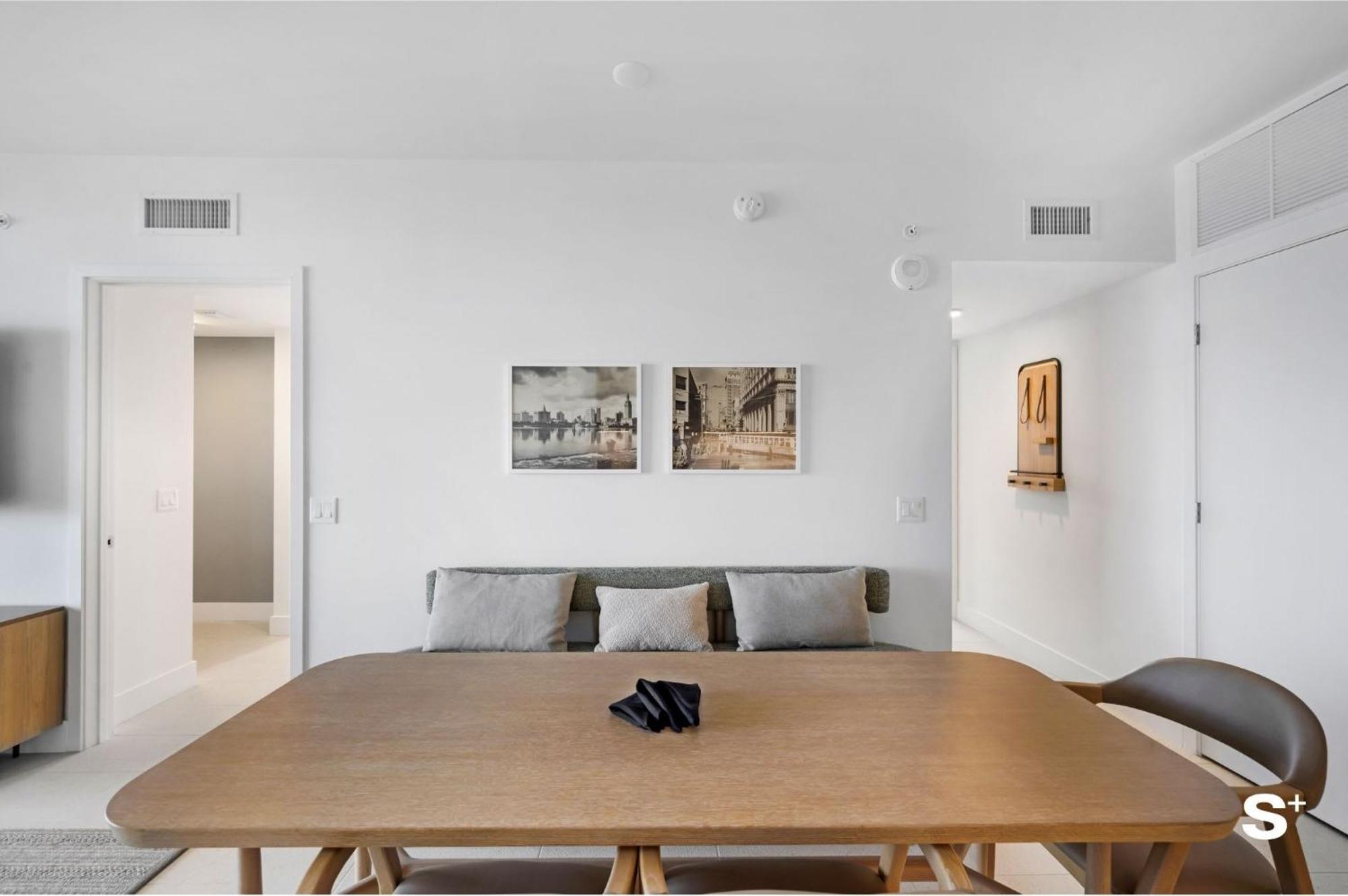 Appartement Upscale 3br Escape With Downtown & Water Views