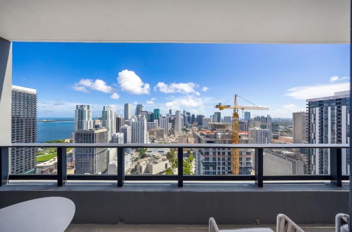 Upscale 3br Escape With Downtown & Water Views Appartement *