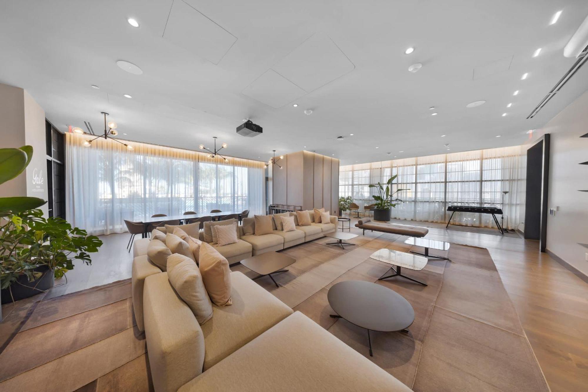 Upscale 3br Escape With Downtown & Water Views Appartement *