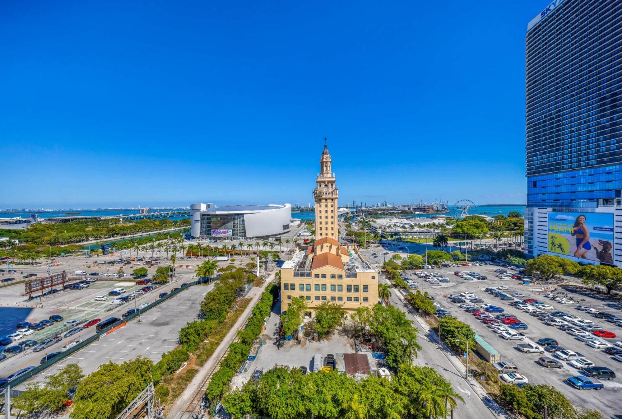 Upscale 3br Escape With Downtown & Water Views Appartement