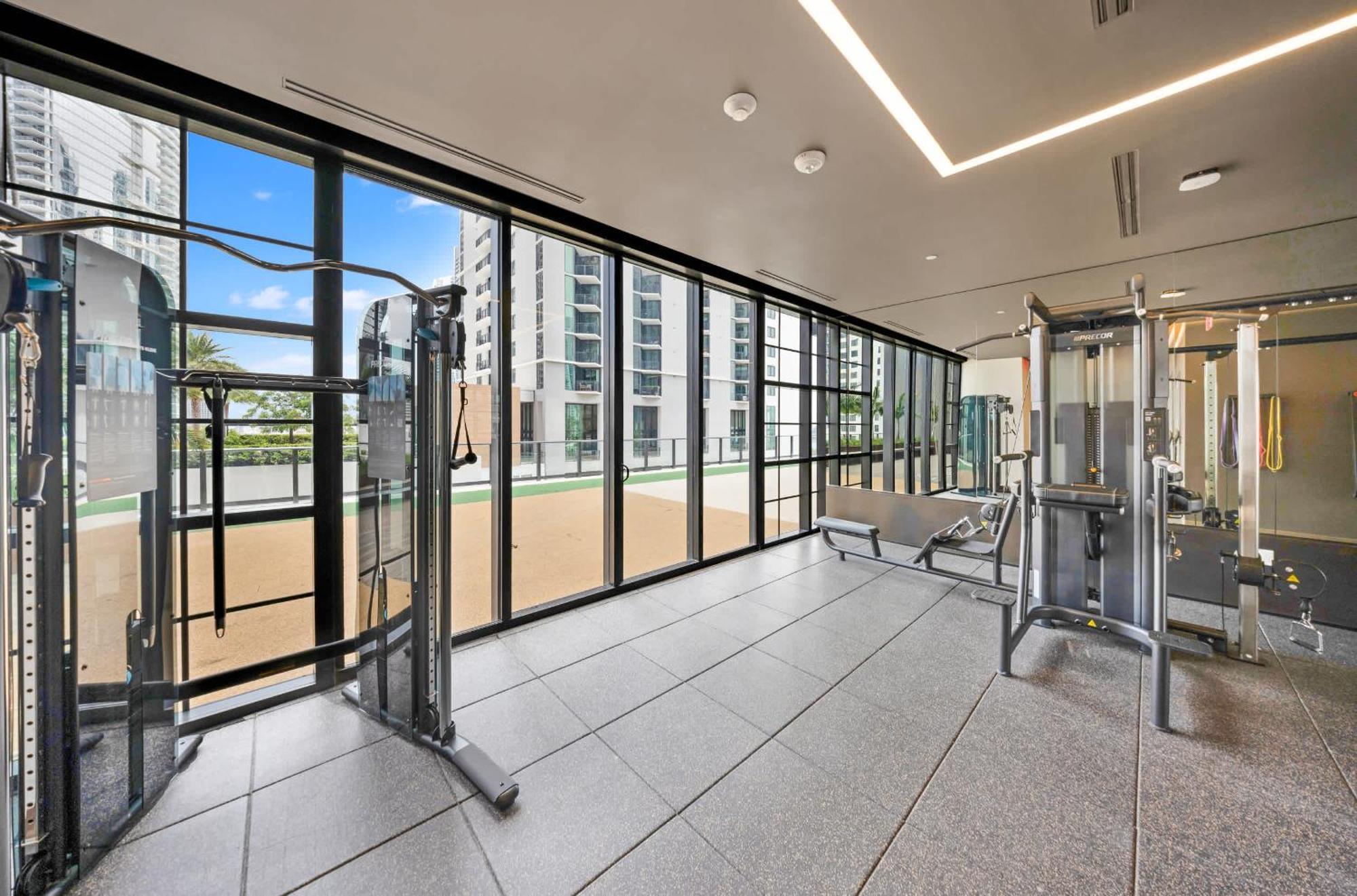 Upscale 3br Escape With Downtown & Water Views *