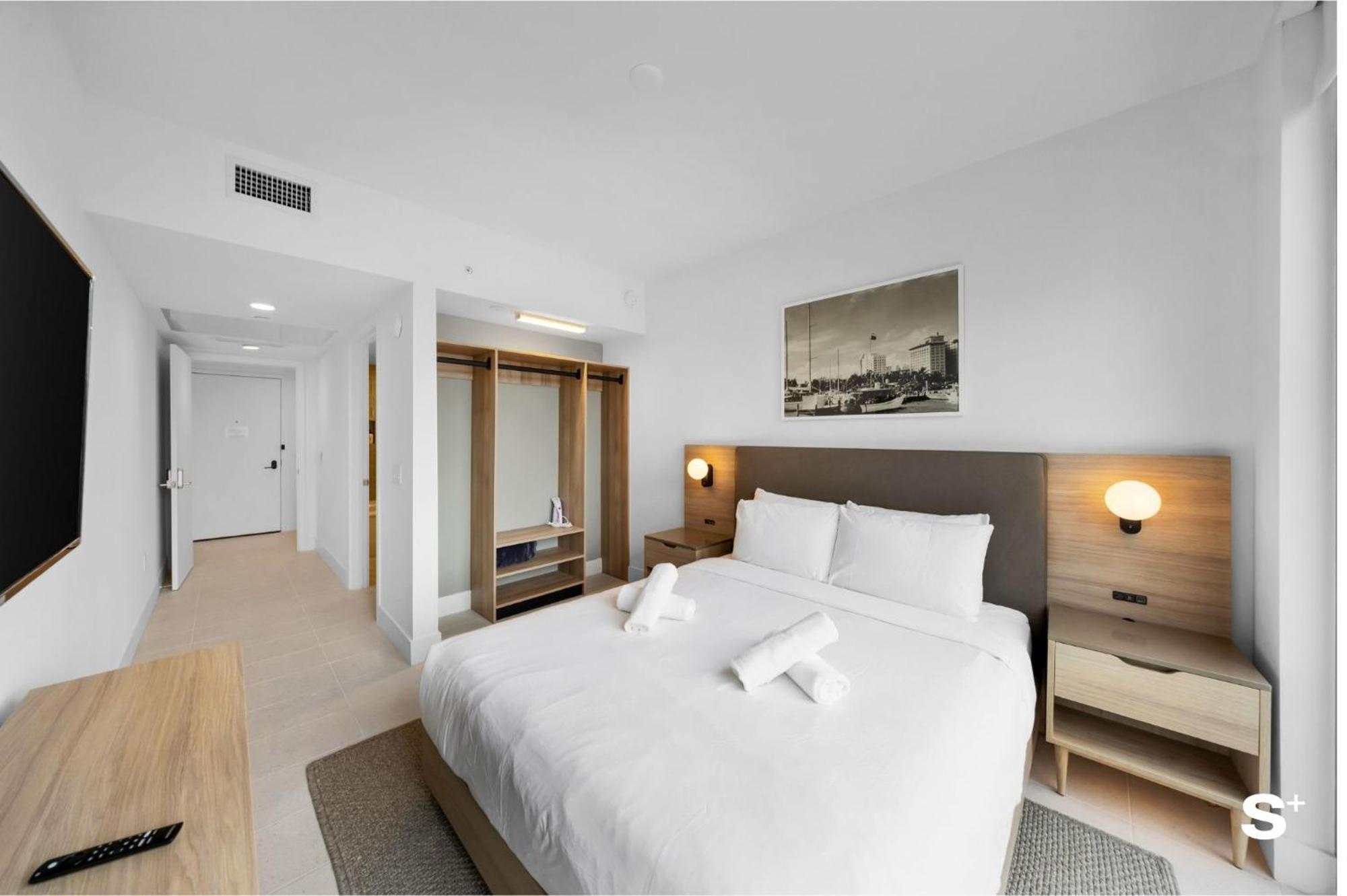 Upscale 3br Escape With Downtown & Water Views Apartment *