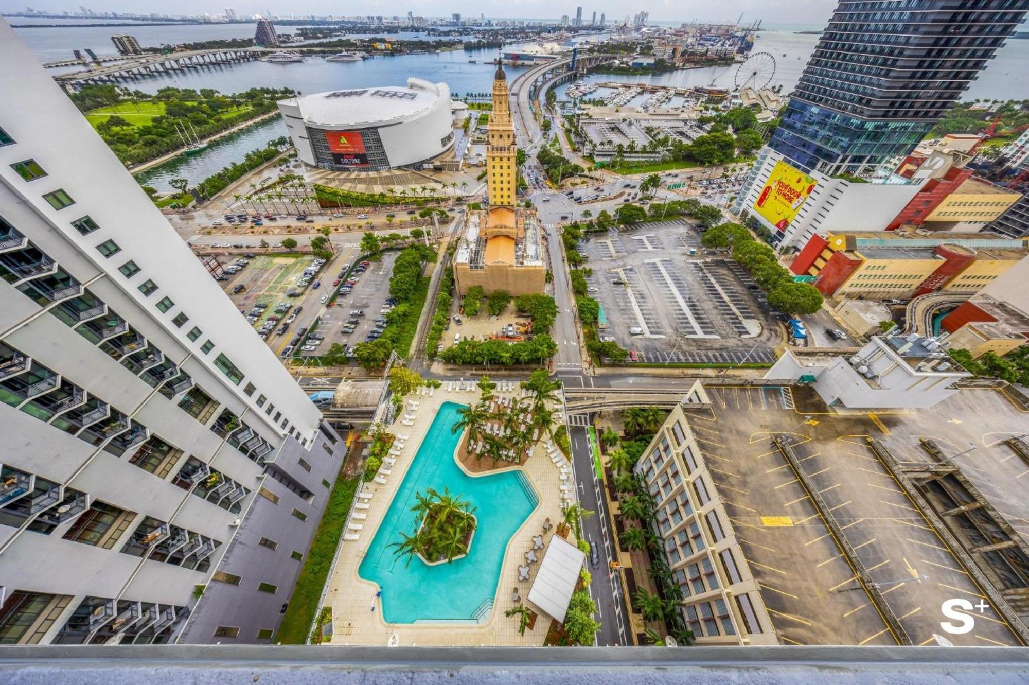 Upscale 3br Escape With Downtown & Water Views *