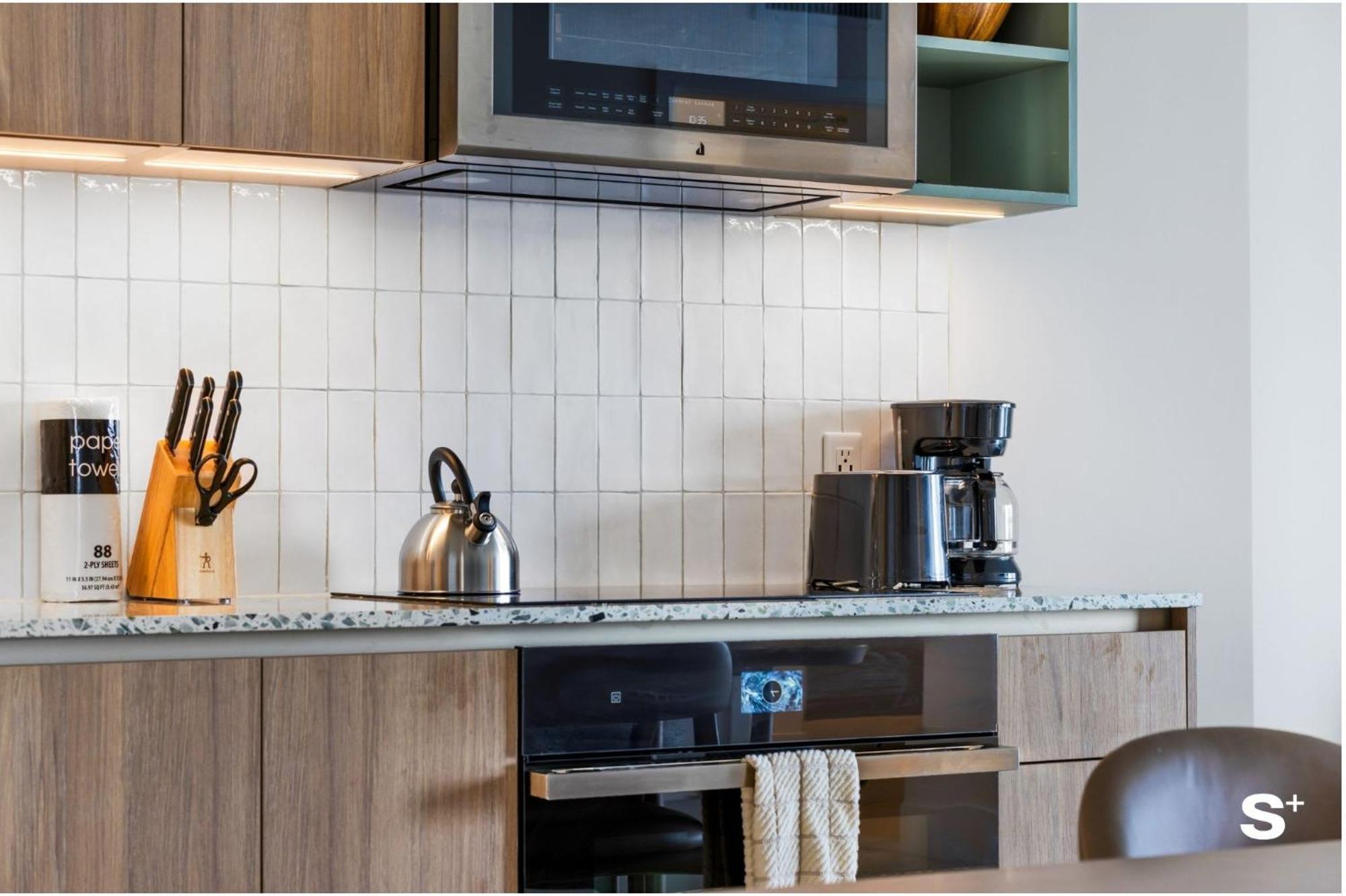 Apartment Upscale 3br Escape With Downtown & Water Views *