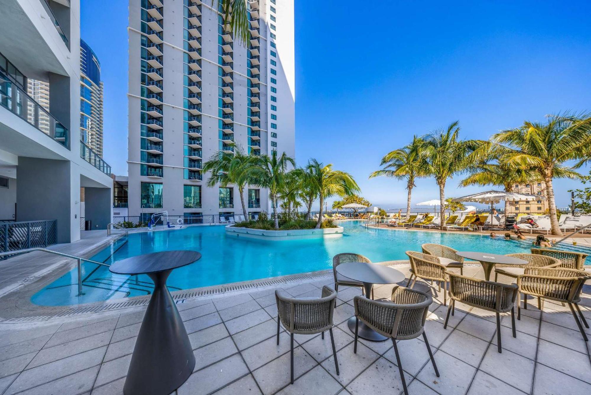 Apartment Upscale 3br Escape With Downtown & Water Views Miami